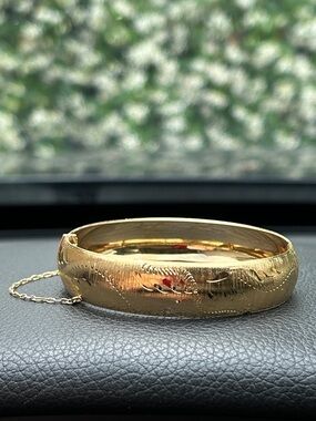 Classic 14K Gold Plated Hinged Engraved Bangle Bracelet Size 6 3/4”-7”